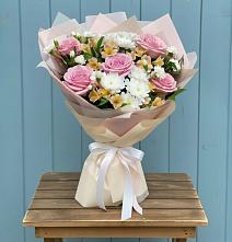 Букет цветов из:  Гвоздики, Орхидеи и Розы в Суворовское Краснодарский край
