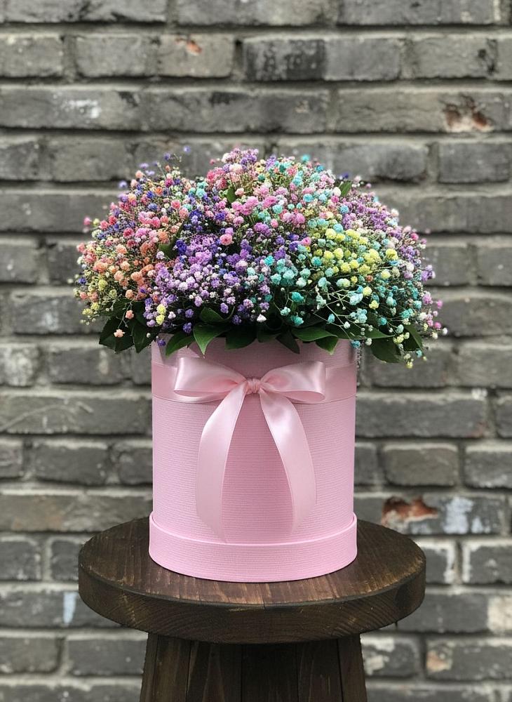 Цветочная композиция из Гипсофила и Розы в шляпной коробке в Суворовское Краснодарский край