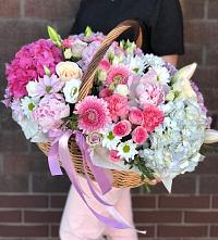 Цветочная композиция из Розы, Хризантемы, Пионы и Лизиантусы в корзине в Суворовское Краснодарский край