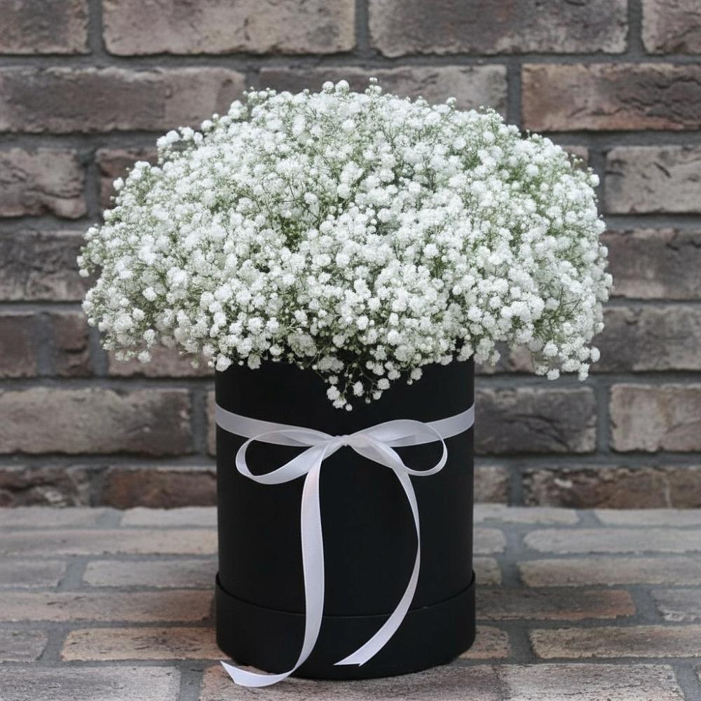 Цветочная композиция из Гипсофила в шляпной коробке в Суворовское Краснодарский край