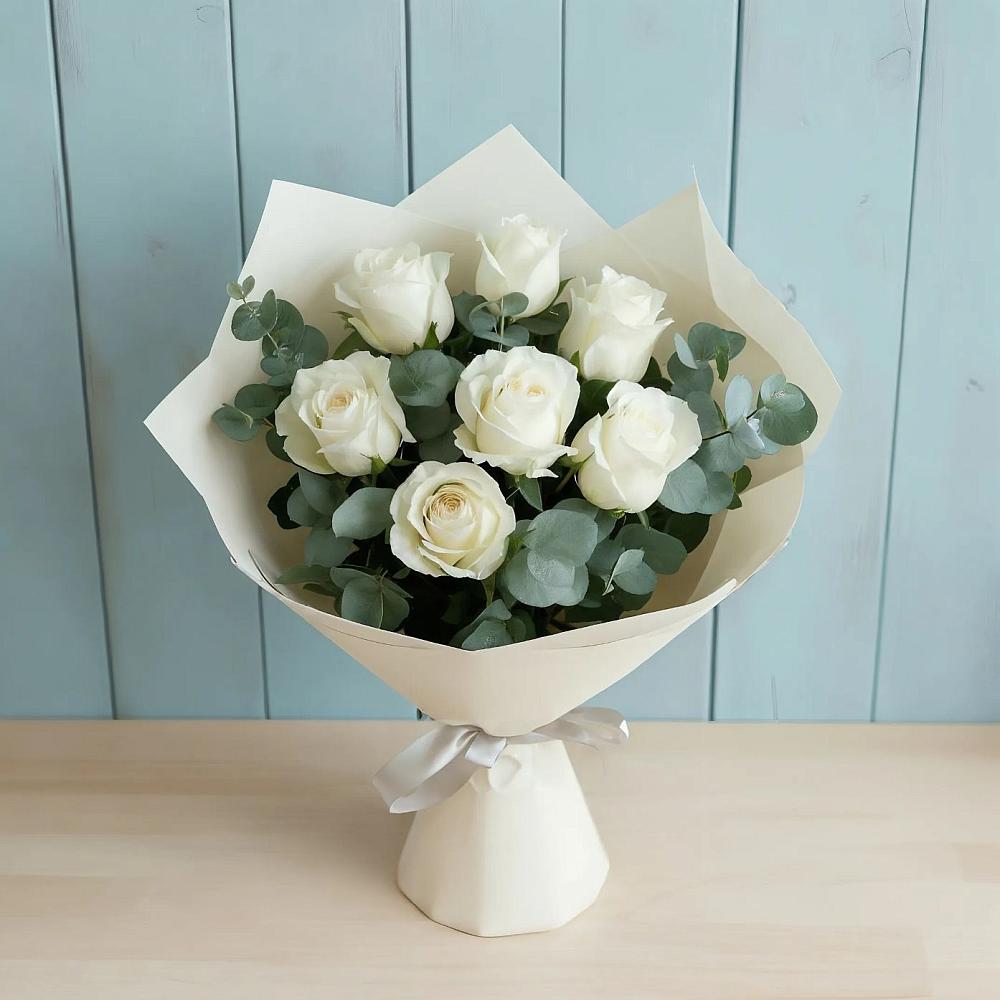 Букет Белые розы в Эвкалипте в Суворовское Краснодарский край