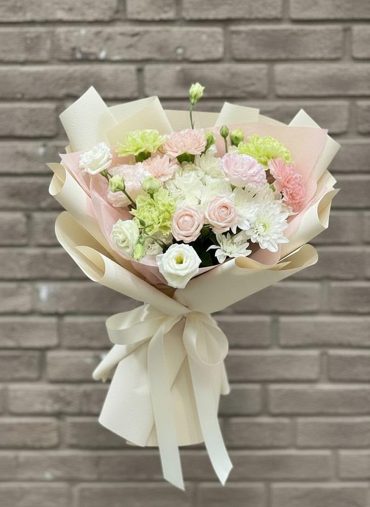 Букет цветов из: Гвоздики, Розы, Лизиантусы и Хризантемы в Суворовское Краснодарский край