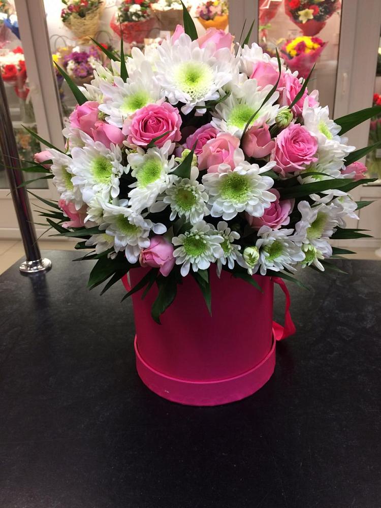 Цветочная композиция из Розы и Хризантемы в шляпной коробке в Суворовское Краснодарский край