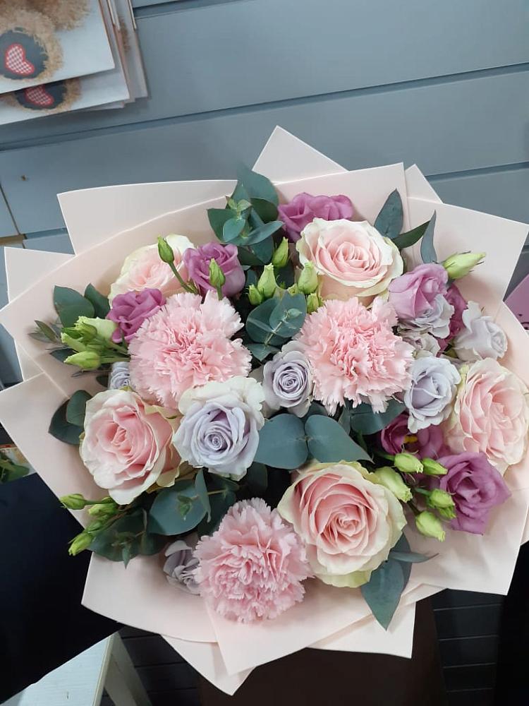 Букет цветов из: Розы, Гвоздики и Лизиантусы в Суворовское Краснодарский край